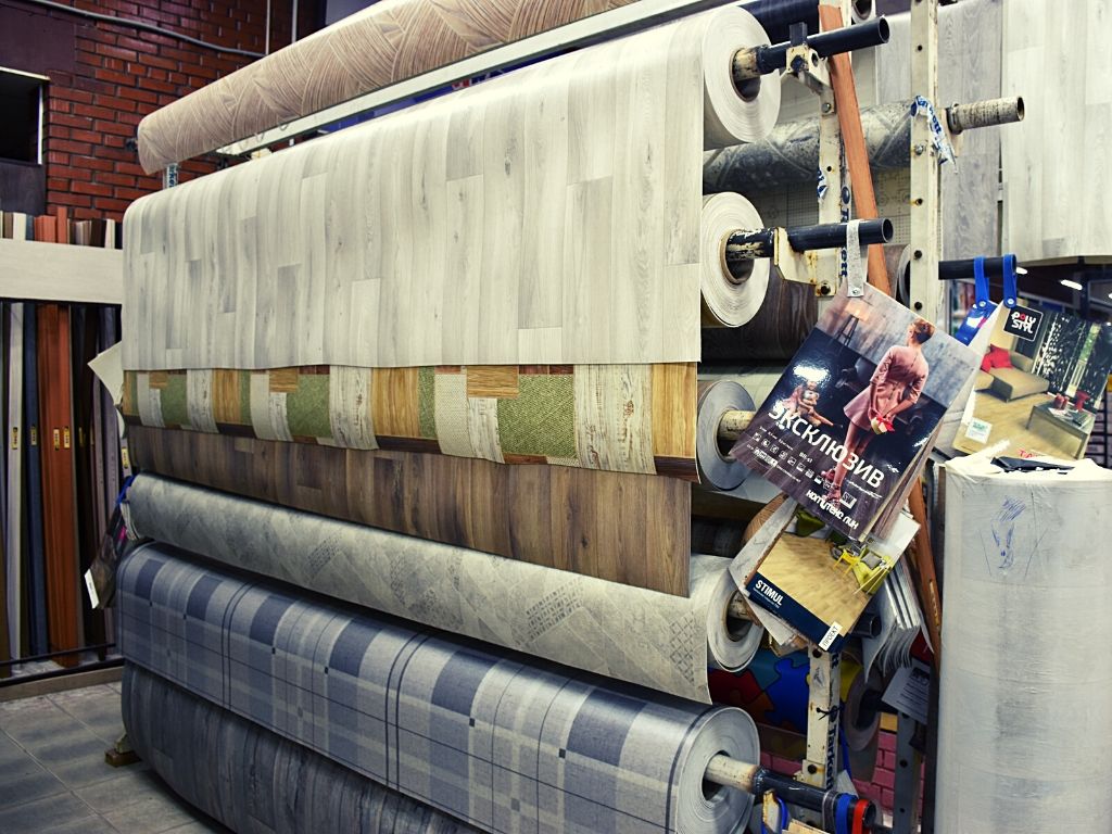 Напольные покрытия, ковры, линолеум, обои. Креатив, строительный рынок «Южный».